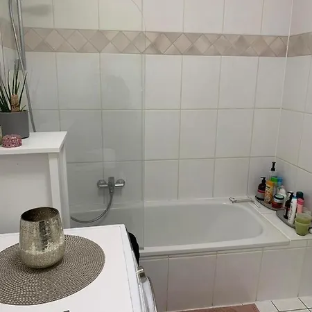Moeblierte Mit Ruhiger Terrasse In Bester Lage Fuer Feriengaeste Und Beruflich Reisende 아파트 *