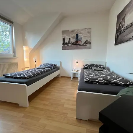 Moeblierte Mit Ruhiger Terrasse In Bester Lage Fuer Feriengaeste Und Beruflich Reisende 아파트